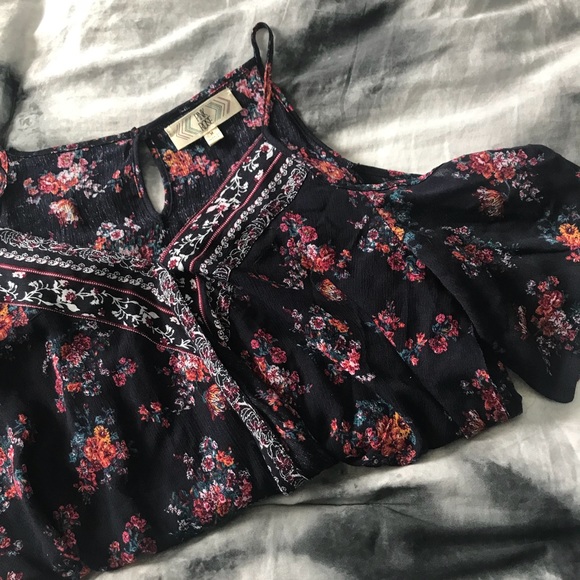 Cute floral cut out shoulder top💕 - Picture 2 of 6